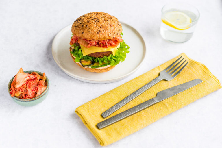Plantaardig recept: Burger met gegrilde courgette en kimchi