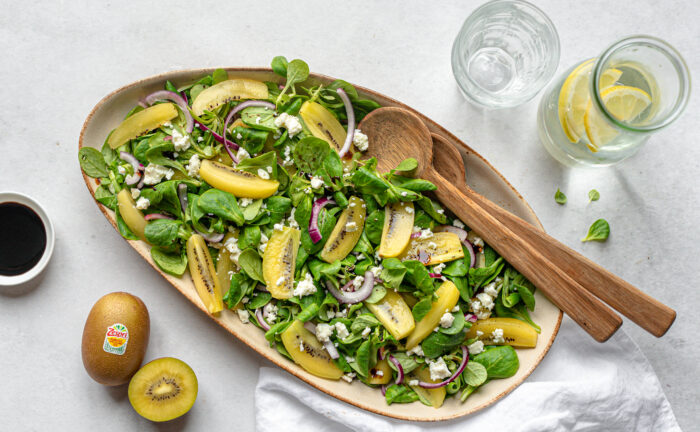 Recept: Zomerse salade met kiwi, rode ui en feta